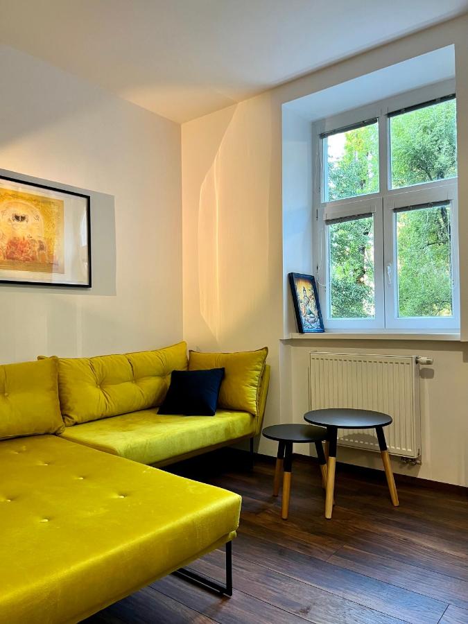 Timeless Old Centre Apartment with 2 bathrooms and balcony - Ferienwohnung Bratislava