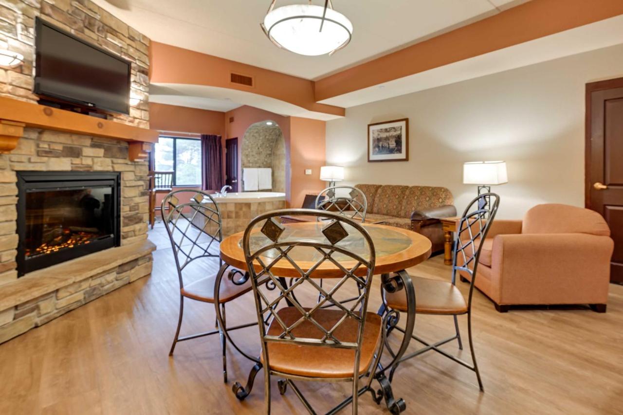 B&B Wisconsin Dells - Wisconsin Dells Resort Condo with 2 Fireplaces - Bed and Breakfast Wisconsin Dells