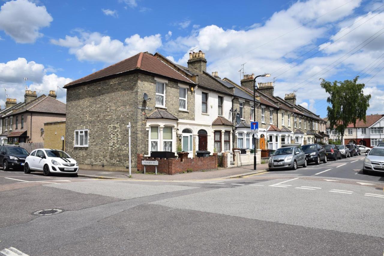 Chandos - 4 Bedroom House - 20 Mins to Centre - B&B Londra