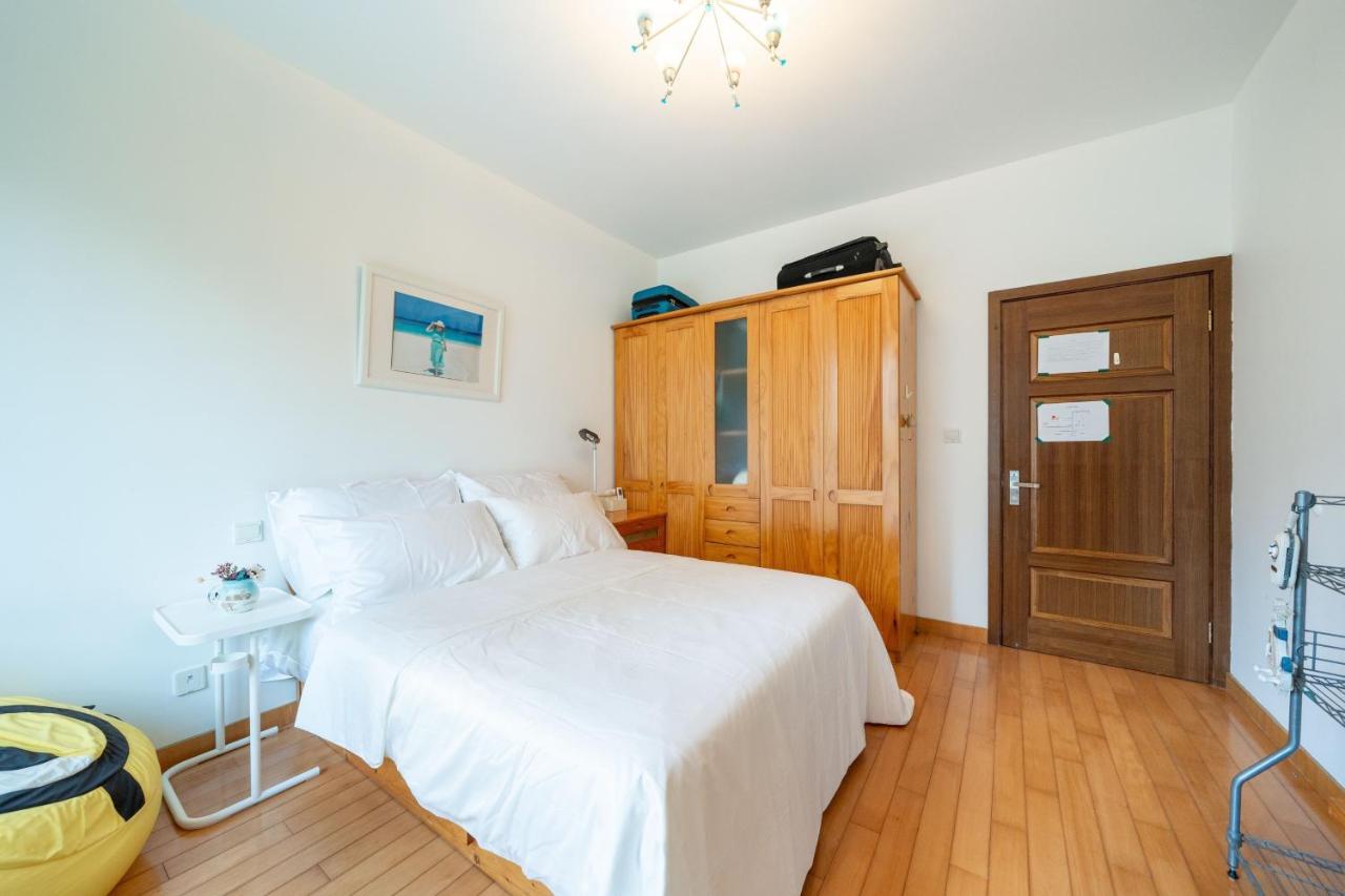 Zimmer mit Queensize-Bett und Gartenblick