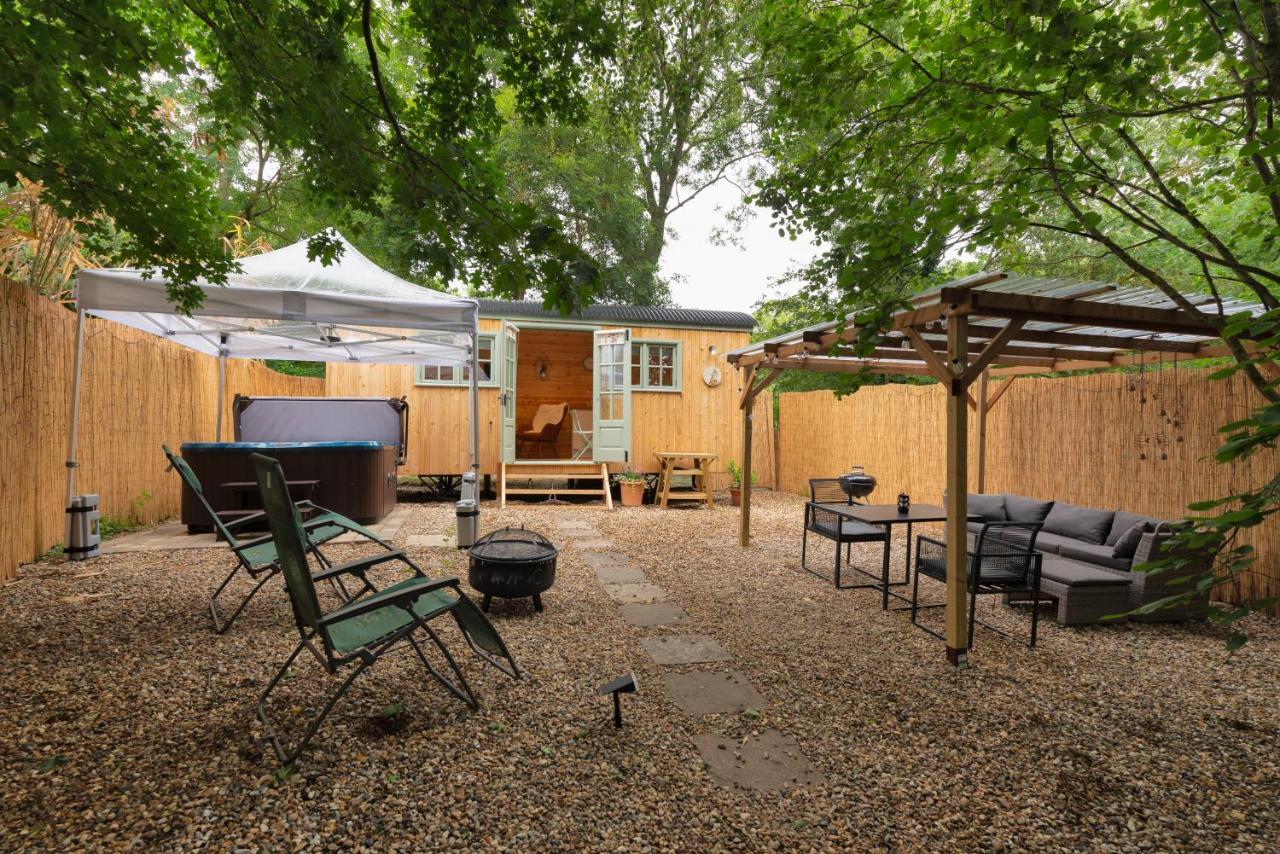 Shepherds Hut with Hot Tub - B&B