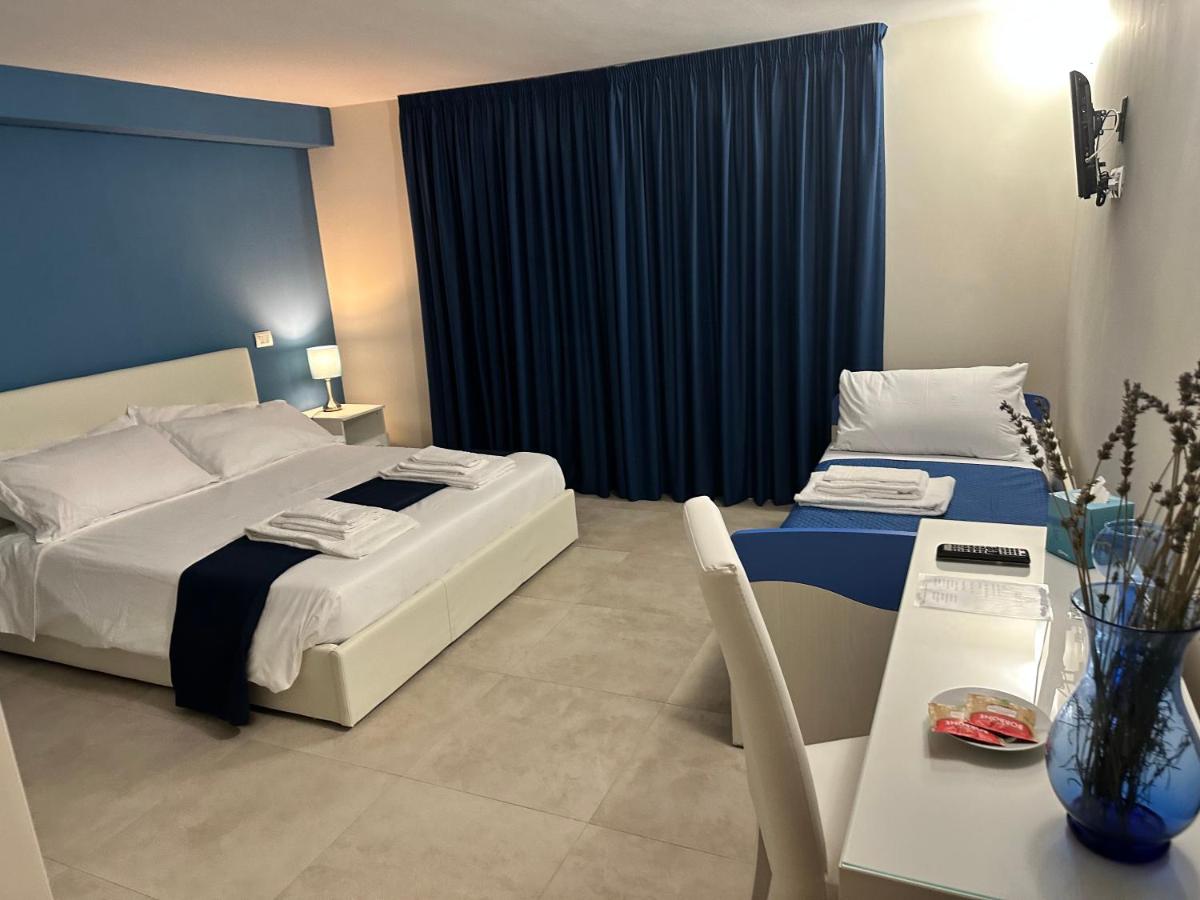 Deluxe Room (2 Adults + 1 Child)