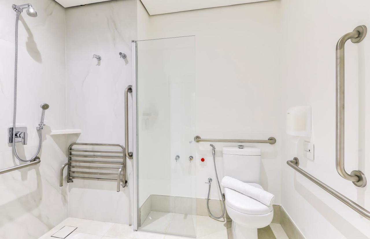 Queen Room with Roll-In Shower - Mobility Accessible/Non-Smoking