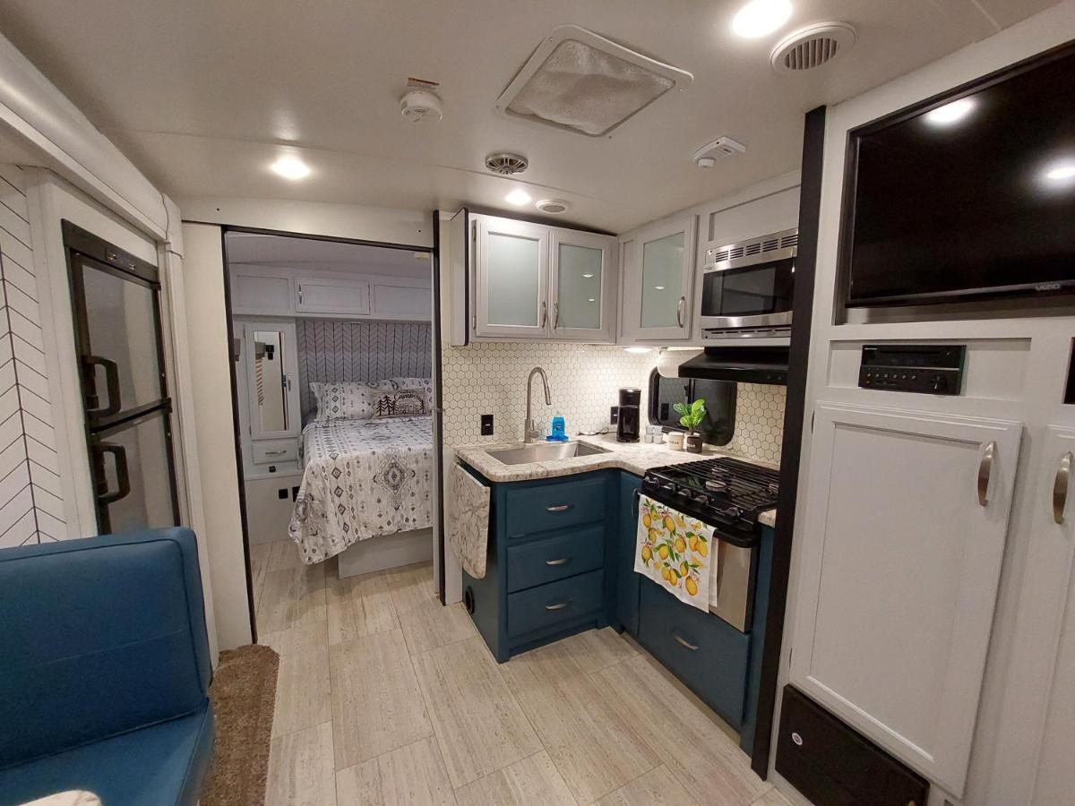 B&B Tampa - The Torres' Camper Experience! - Bed and Breakfast Tampa