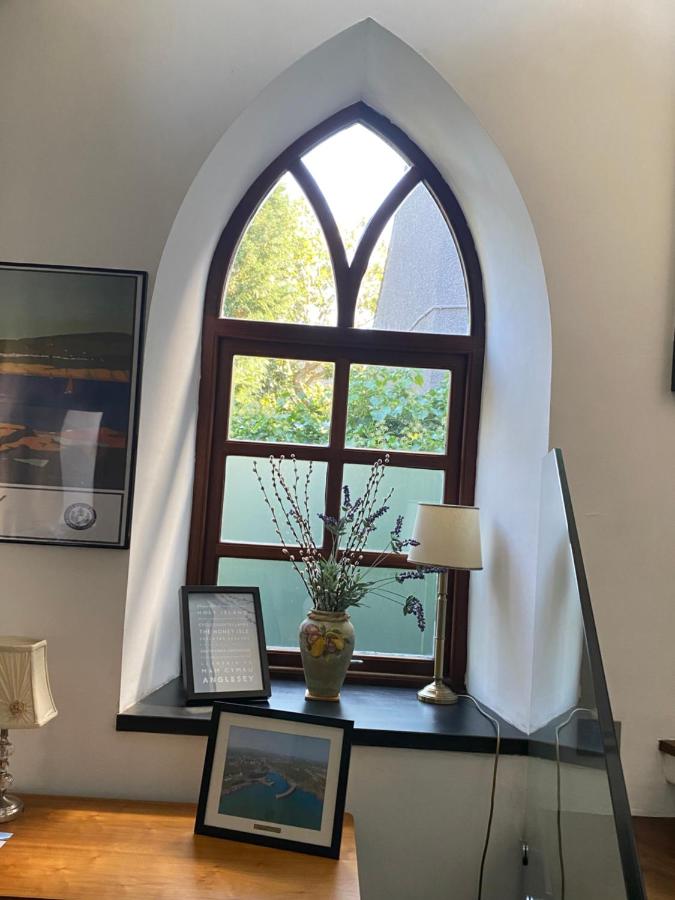 Converted chapel - Sant Pedr Newydd with sea views from garden - B&B Amlwch