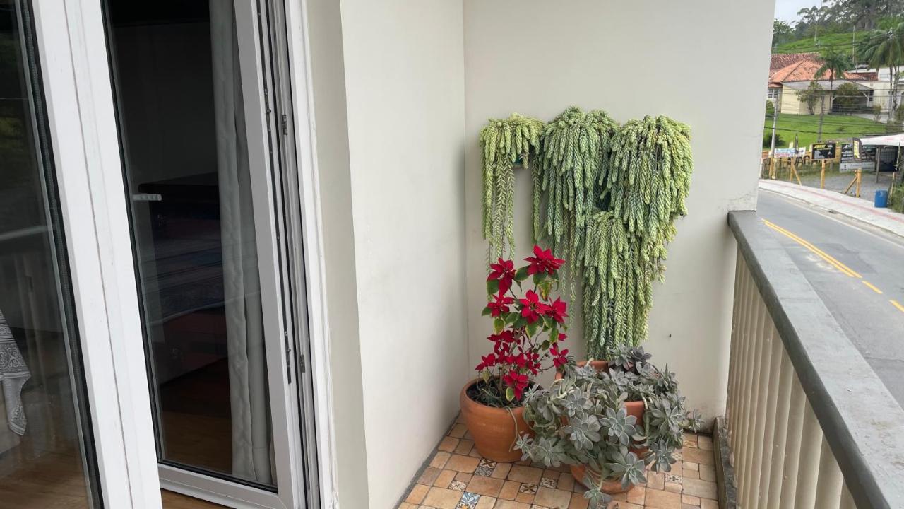 Apto todo climatizado a 5min da Vila Germânica, 3 quartos mais um quarto conjugado, berço e garagem - B&B Blumenau