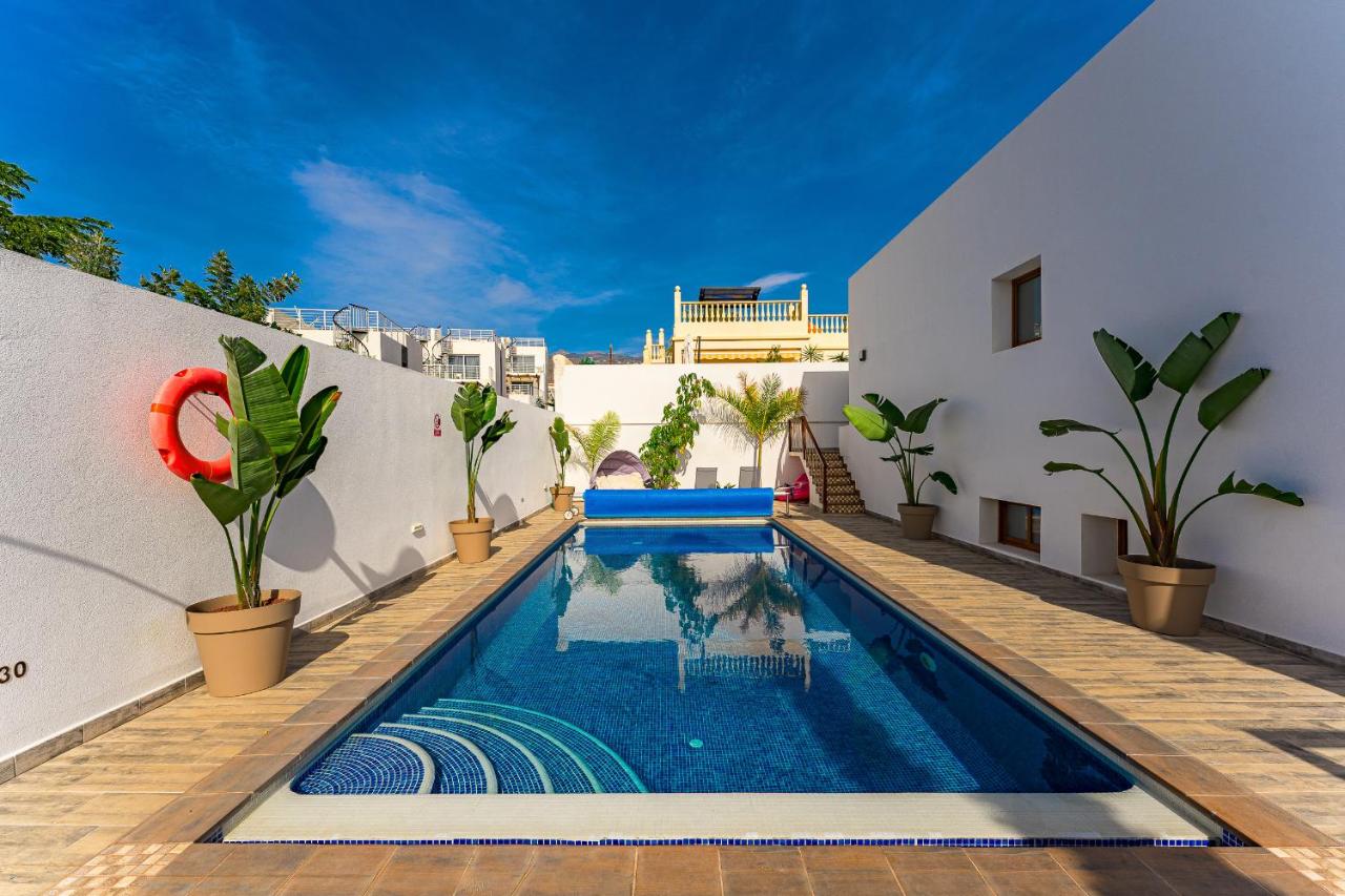 Fabulous contemporary 5 bedroom villa with private heated pool, sleeps max 13 - B&B