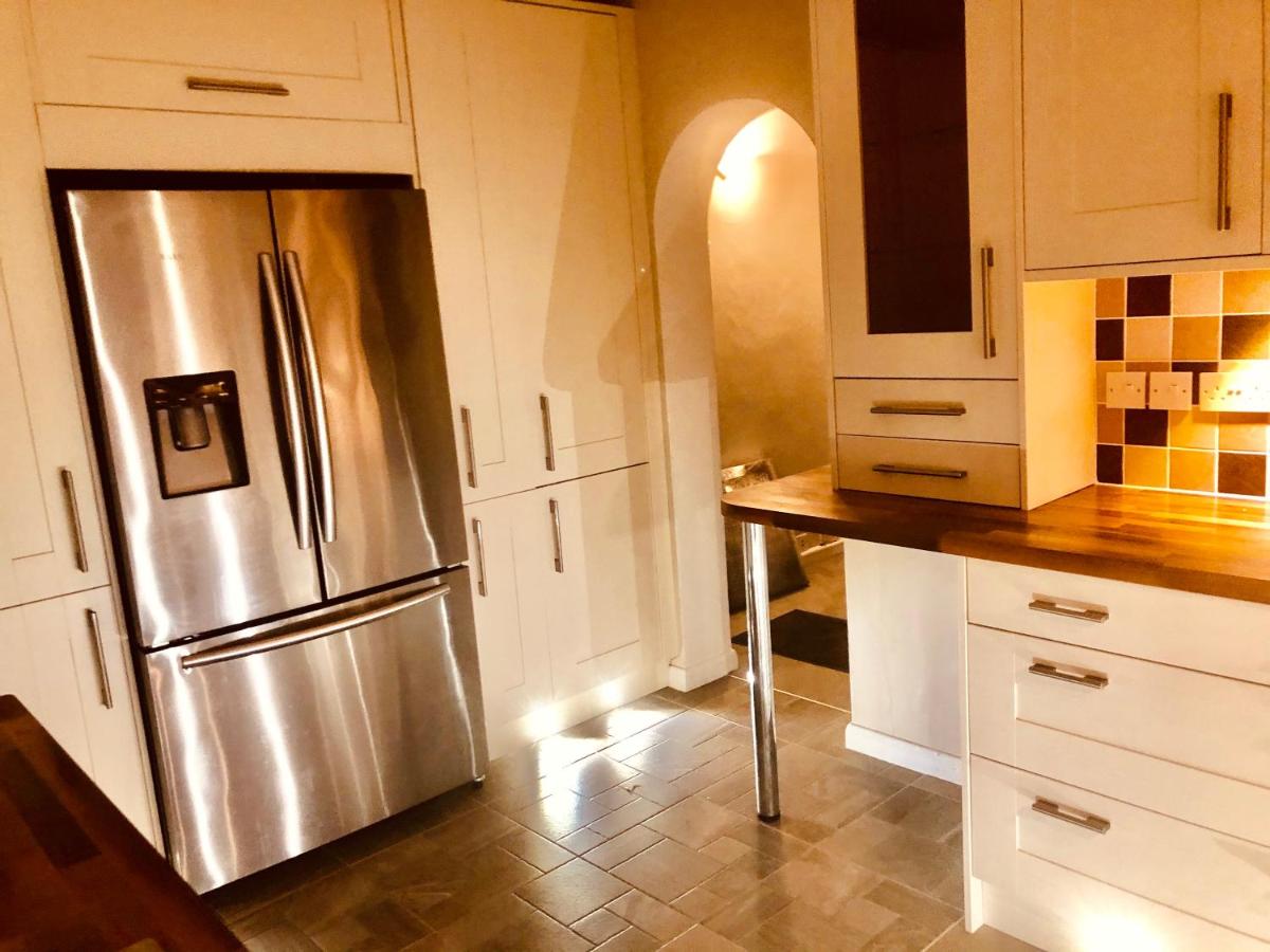 Chessington Blue with parking - B&B Chessington