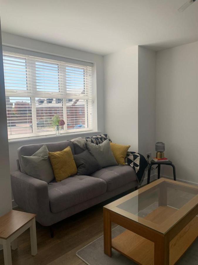 Central 2-Bed Flat - Perfect for Nurses, Contractors, & Relocators - Free Wi-Fi & Parking - B&B Peterborough