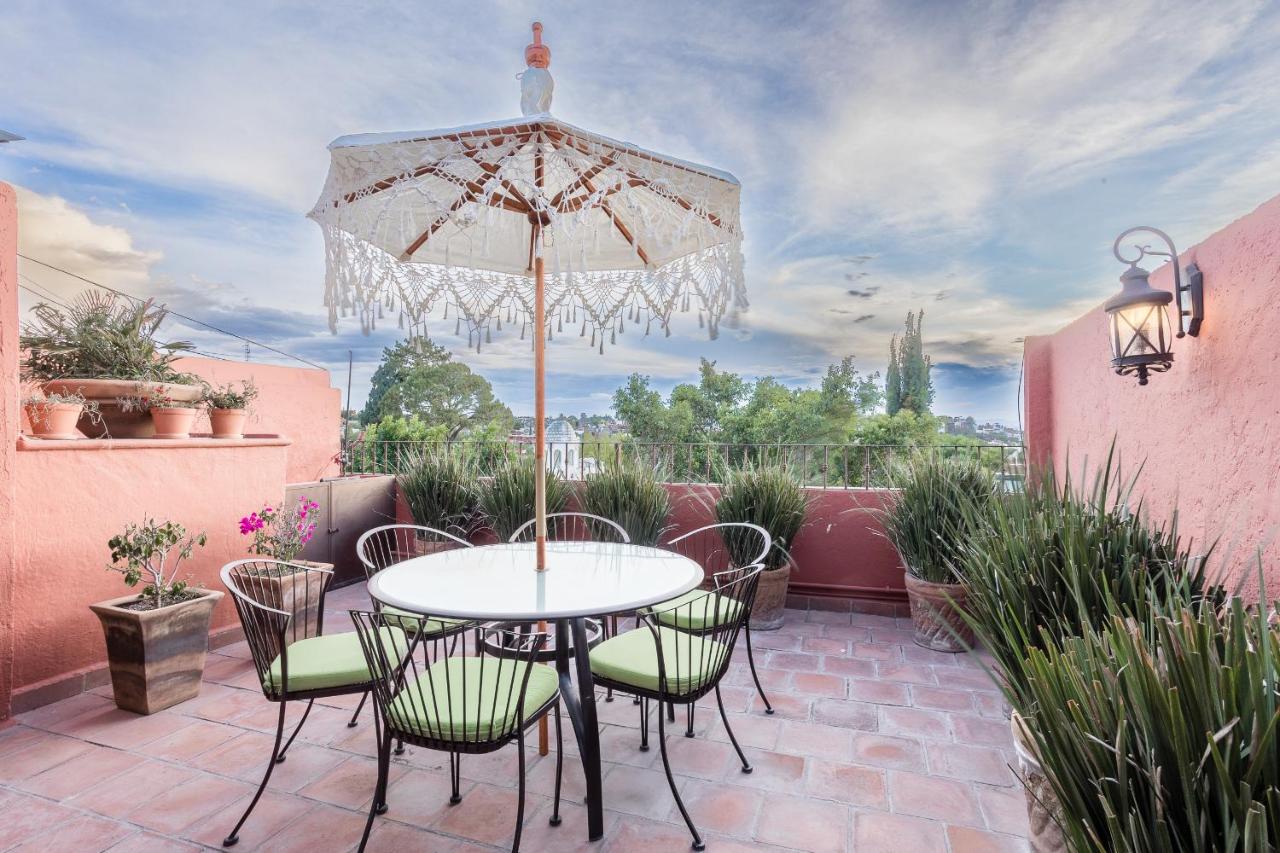 3BR Garden Home with Rooftop & Garage in Centro San Miguel de Allende - Chambres d'hôtes San Miguel de Allende