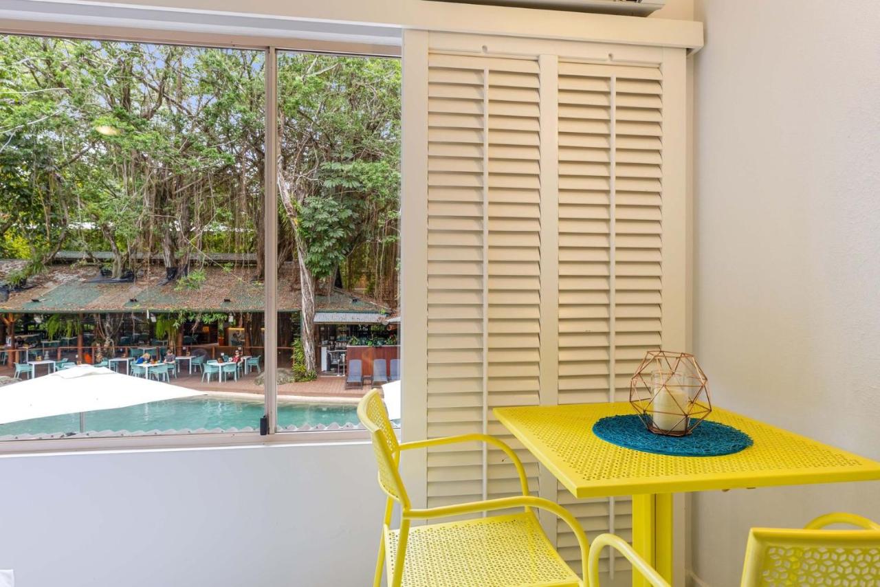 Ramada Spacious Studio Apartment with Pool Views - Bed and Breakfast Port Douglas