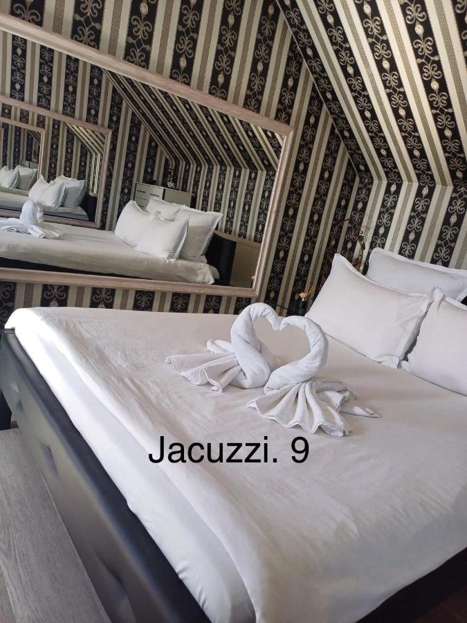 Zimmer mit Kingsize-Bett und Whirlpool