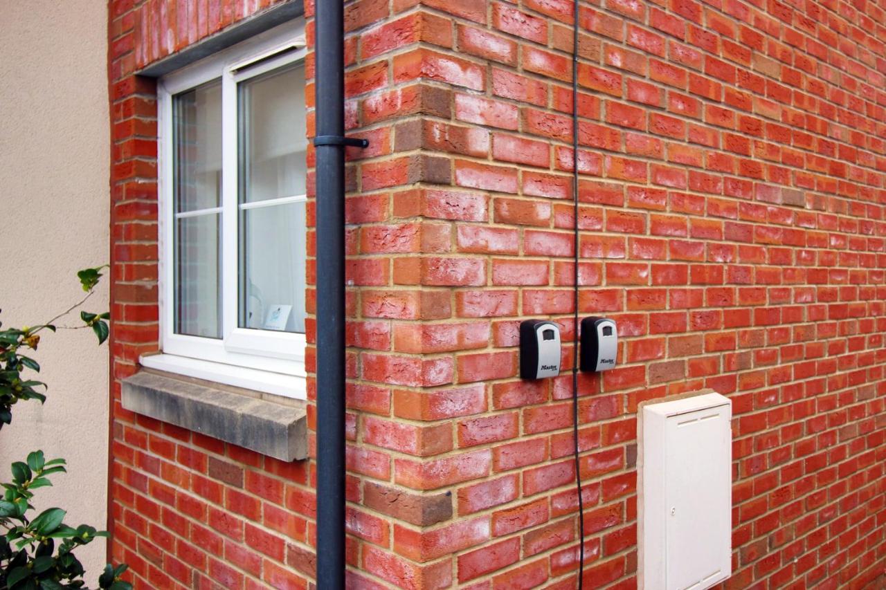 Beautiful modern house with free parking and fast WiFi next to Swansea Stadium and Morfa Park Shopping Centre hosted by Our Home Short Stays - B&B