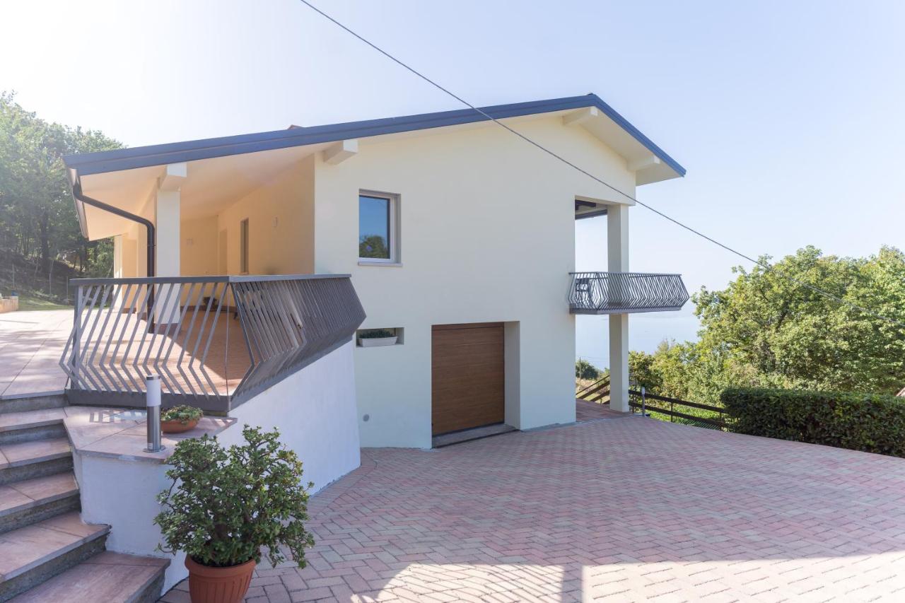 Garda Lake Panorama Villa with Garden & BBQ - B&B