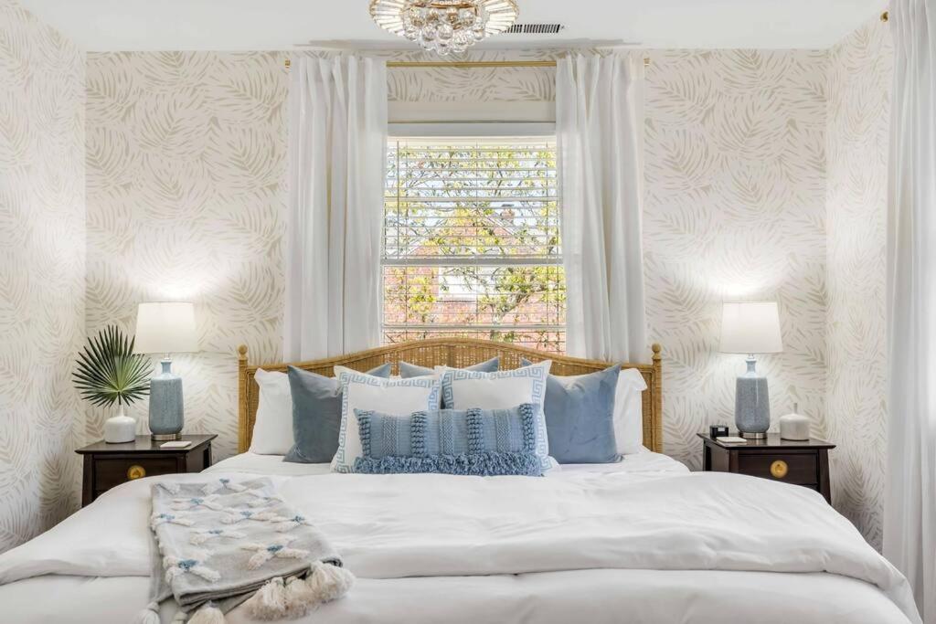 B&B Charleston - The Grand Millennial in Downtown Charleston - Bed and Breakfast Charleston