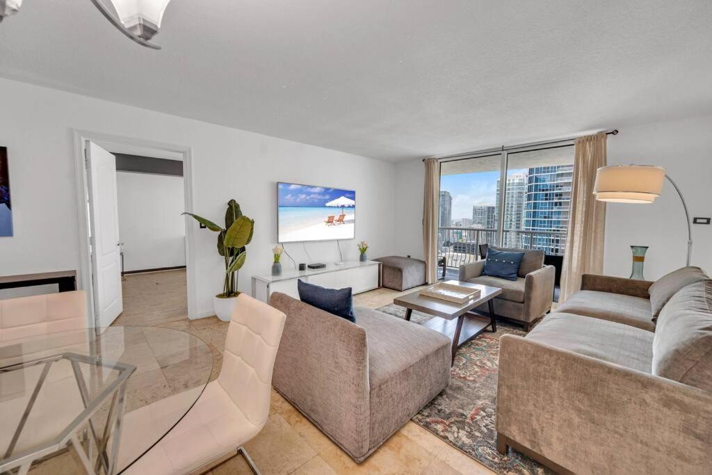 Iconic 1BR HighRise Condo Brickell-FreeParking - Bed and Breakfast Miami