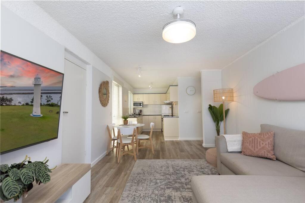 Totally Beachin' Two bed, prime holiday location walk to everything! - Ferienwohnung