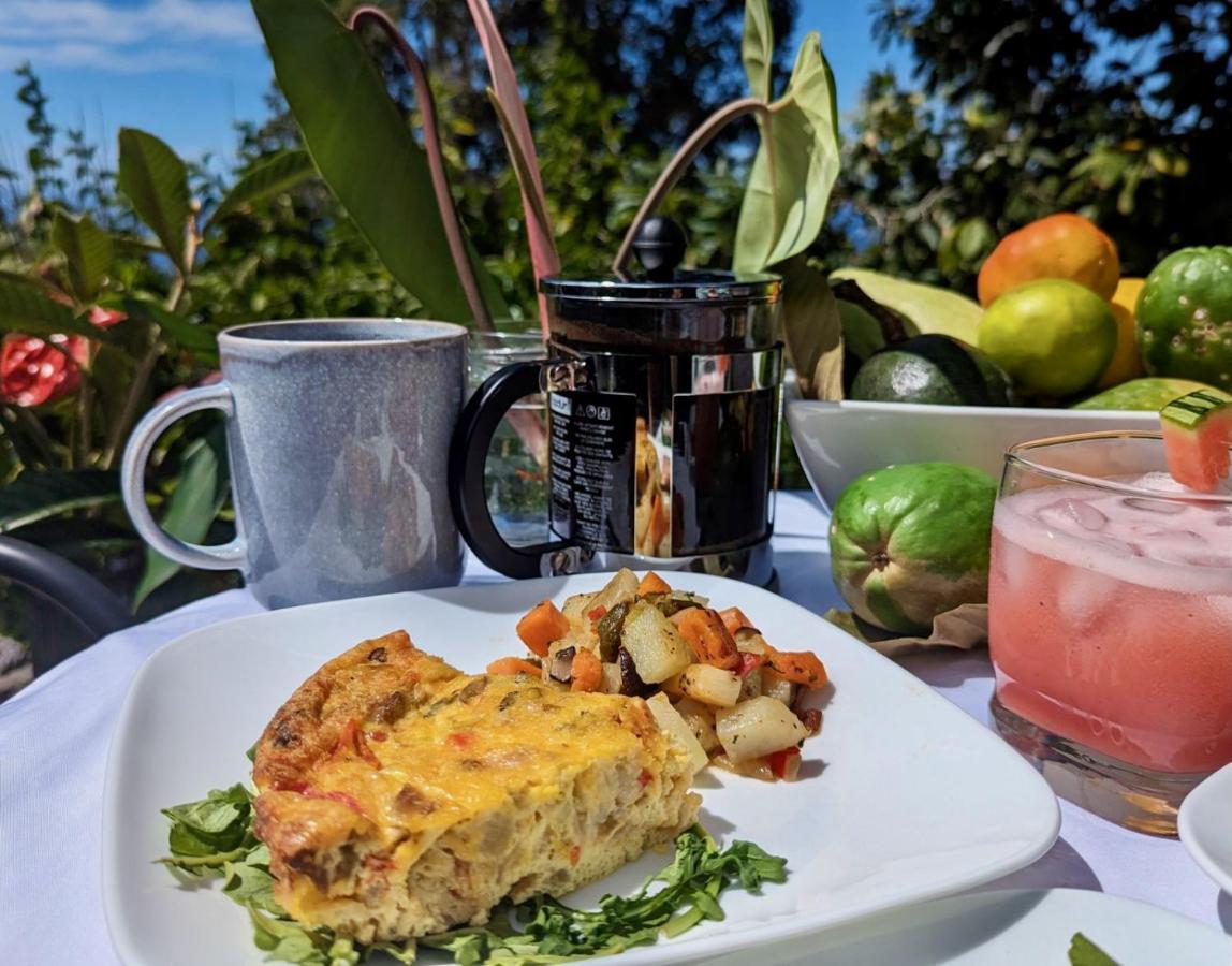 Mango Sunset Bed and Breakfast - Bed and Breakfast