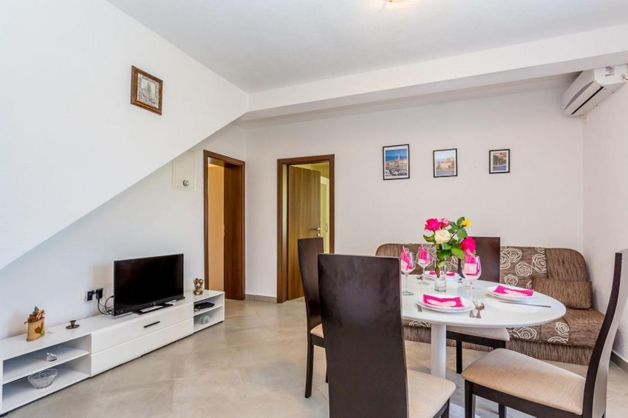 B&B Draga Bašćanska - Dvosobni apartman u kući s bazenom, 1 kat - Bed and Breakfast Draga Bašćanska