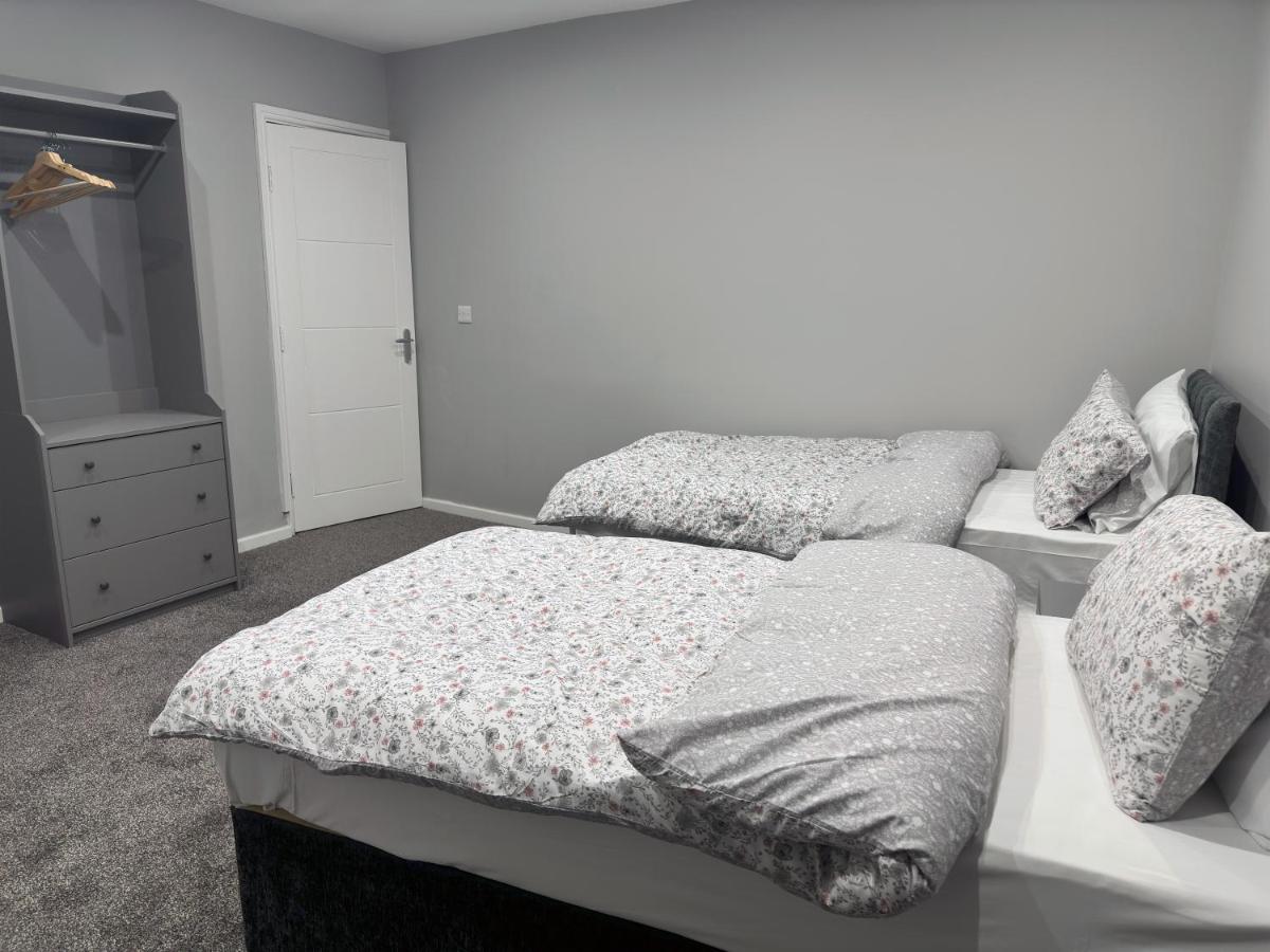 Modernised 4 Bedroom House close to city Centre, Kep Stays - B&B Leeds