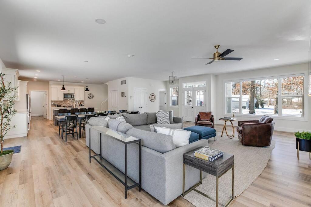 Luxury Estate with Stadium TDJ Views Sleeps 20 - B&B