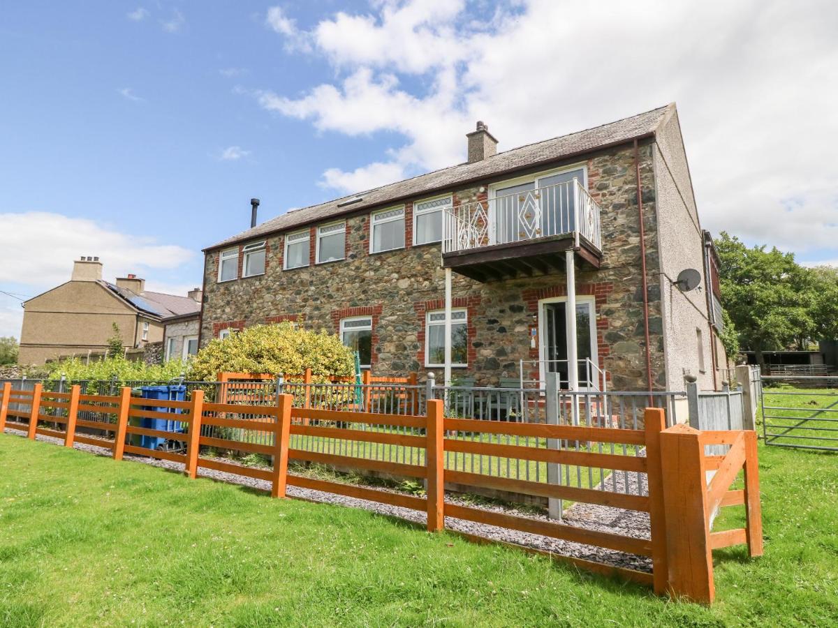 B&B Caernarfon - Coed y Glyn Bach Equestrian - Bed and Breakfast Caernarfon