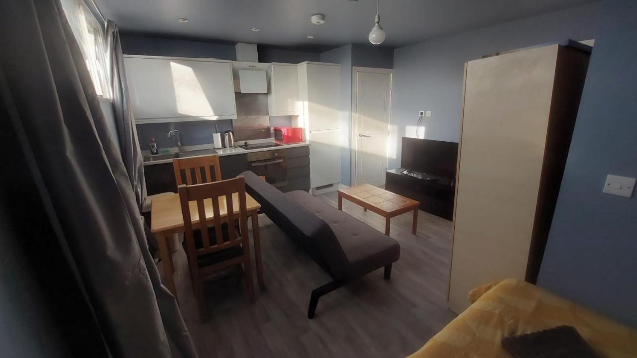 Modern Studio Maidstone - Redecorated Oct 2023 - B&B