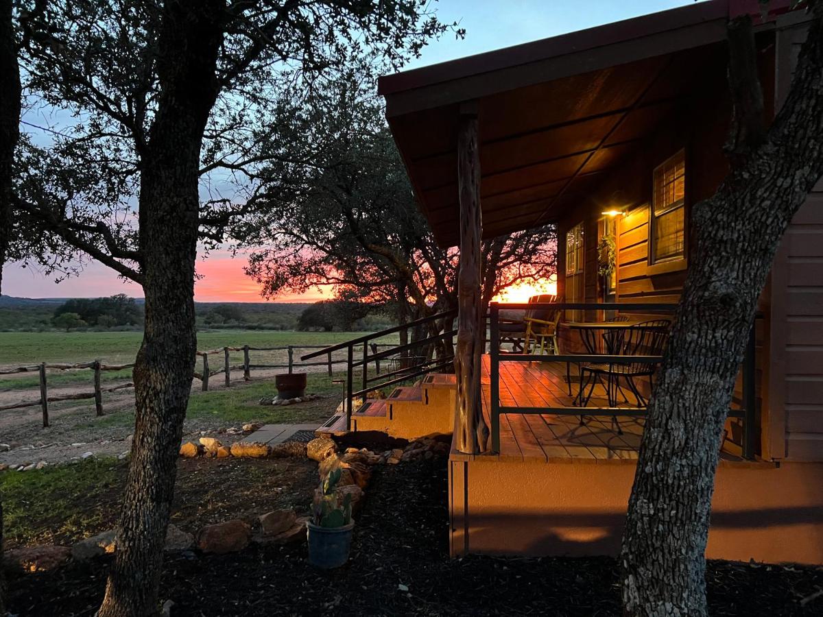 B&B Llano - Hickory Ridge Hideaway Cabin - Romantic, Peaceful - Bed and Breakfast Llano