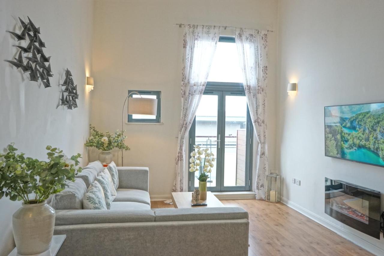 B&B Swansea - Soak up the Light at a Soothing, Stylish Apartment in Swansea Marina - Bed and Breakfast Swansea