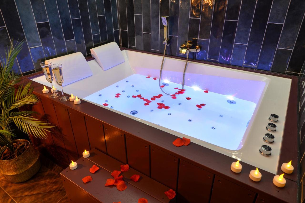 Suite jacuzzi, chic romantique climatisé à 50 m du metro - B&B