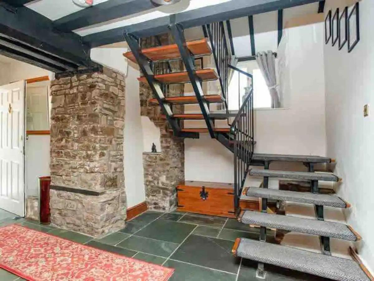 Hope Cottage - chocolate box thatch in Chittlehampton, North Devon - B&B