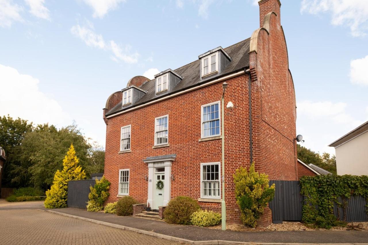 B&B Bury St Edmunds - Luxury home that sleeps up to 8 adults and 6 children - hot tub and parking for 4 cars - Bed and Breakfast Bury St Edmunds