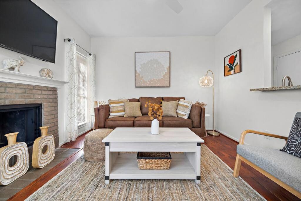 B&B Houston - Modern & Comfortable Townhome - Bed and Breakfast Houston