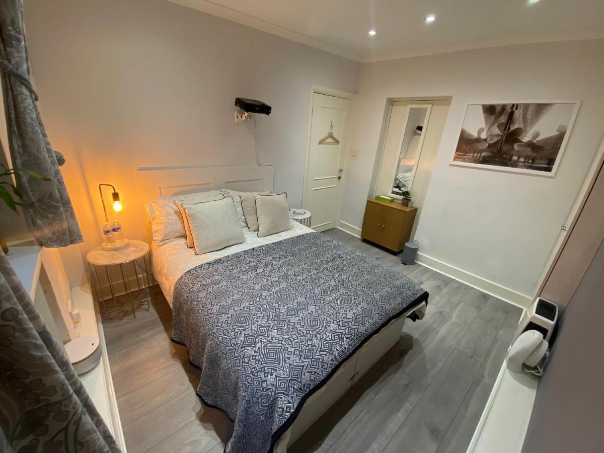 B&B Londra - Central Private Double Bedroom in a 2bedroom Apartment, connected via underground, overground and many bus routes - Bed and Breakfast Londra