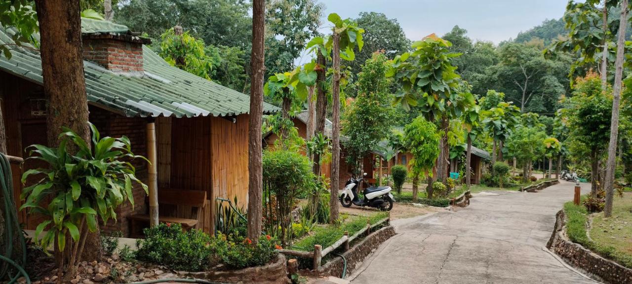 ลิ้นฟ้าแคมป์ปิ้งรีสอร์ท - B&B Mae Hong Son