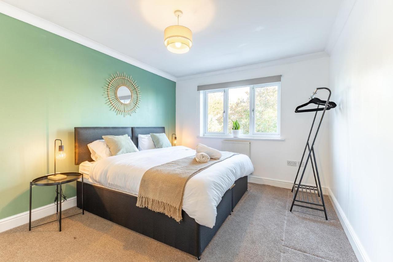5 Bed House Heathrow Egham Virginia Water Sleeps 7 or Up To 8 If Sharing Beds, Mid To Long Term Bookings Welcome - Chambres d’hôtes