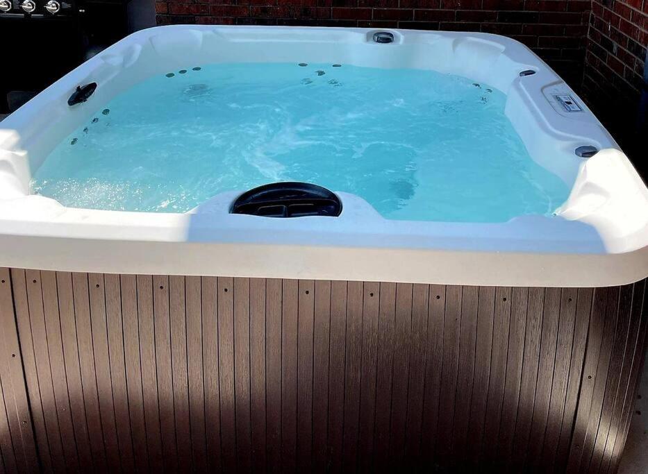 B&B Carrollton - Hot Tub, 4BR w/pool table, Pingpong, Air Hockey - Bed and Breakfast Carrollton