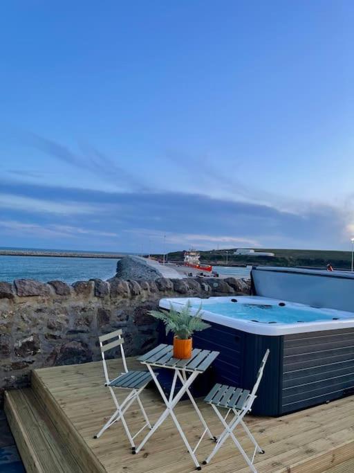 B&B Aberdeen - Lighthouse Cottage With Hottub - Bed and Breakfast Aberdeen