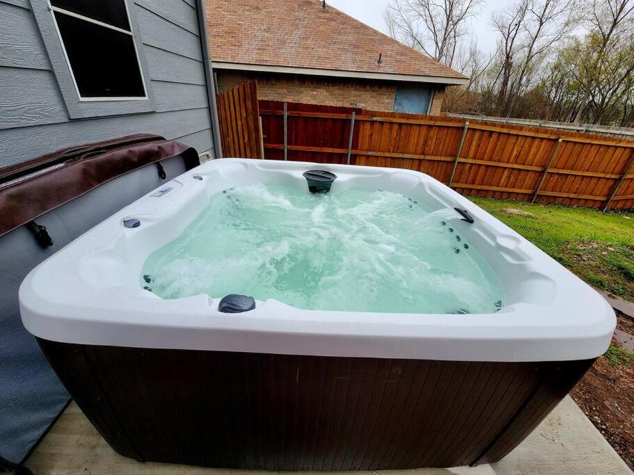 B&B McKinney - Hot Tub! 4BR 3BA Modern, newly remodeled, 16 ppl - Bed and Breakfast McKinney