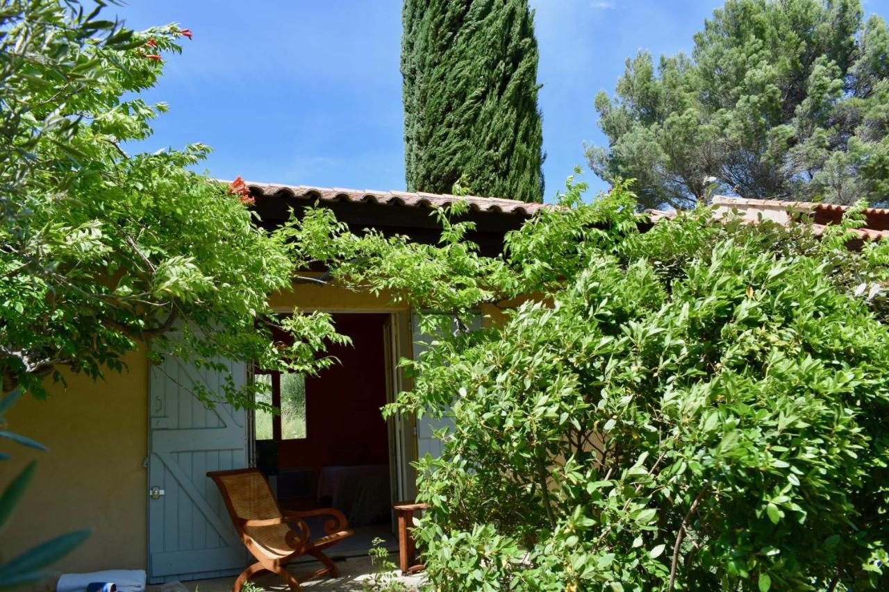 Family house 10 mn walking distance from Lourmarin - B&B
