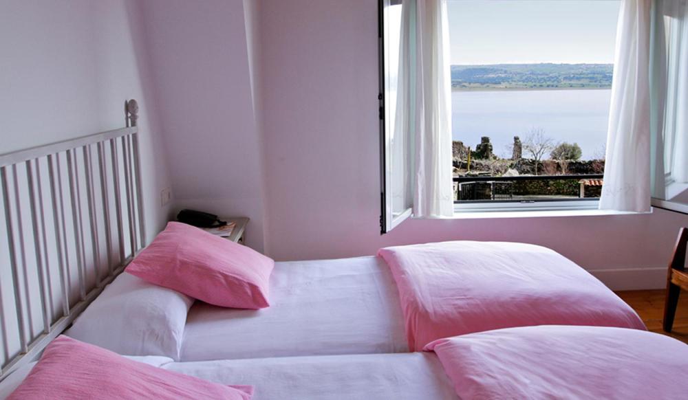 Tweepersoonskamer met 2 Aparte Bedden en Uitzicht op het Meer