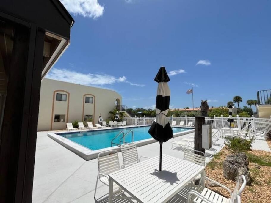 B&B Fort Myers - NEW condo! Just 15 min to Ft Myers and Sanibel beach! Great Location!! - Bed and Breakfast Fort Myers