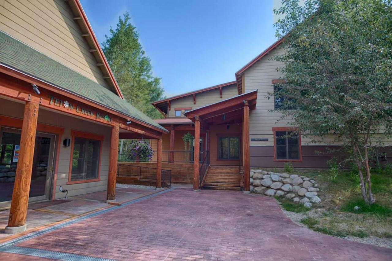 2nd Level Quiet Condo with community hot tub - B&B