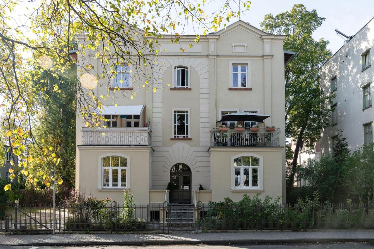 Sanhaus Apartments - RETRO - Apartament przy plaży z parkingiem - Chambres d'hôtes Sopot