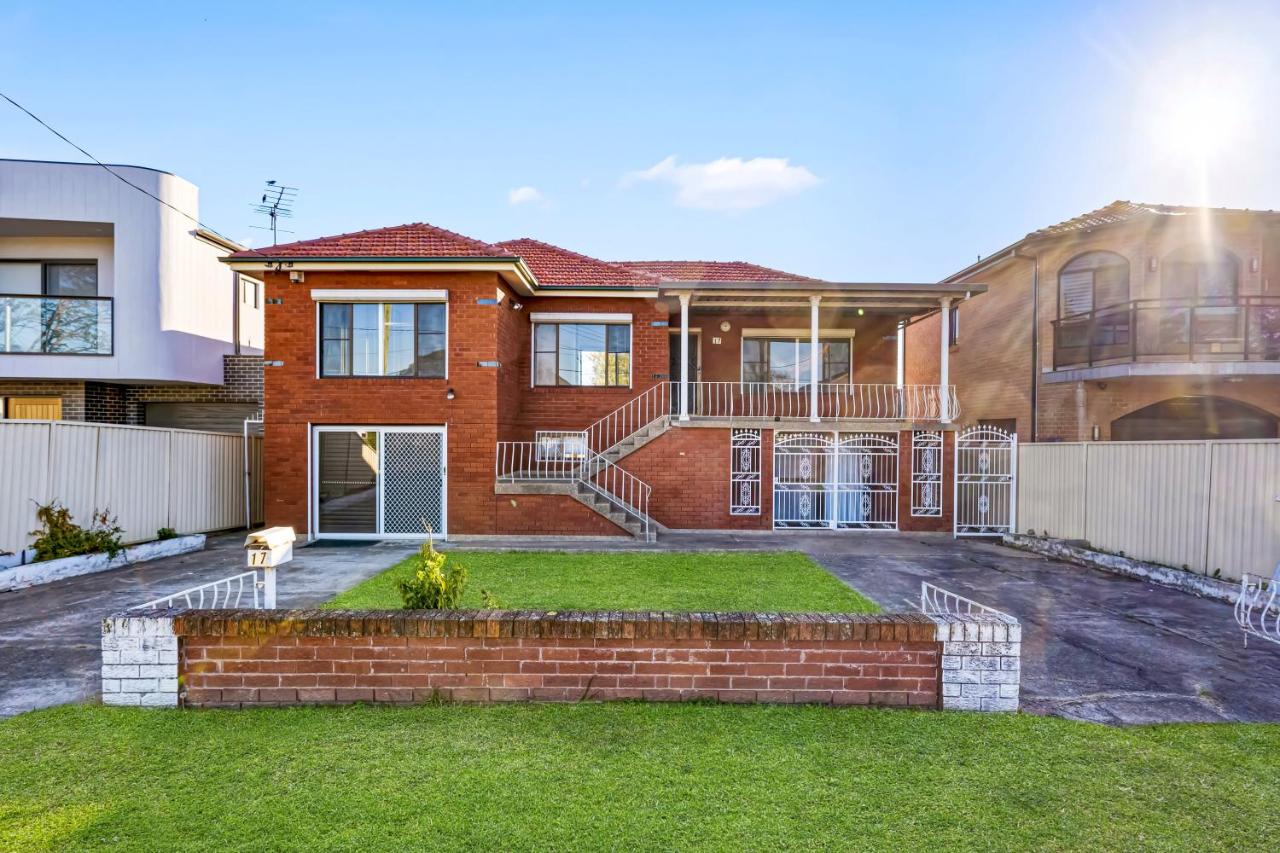 Spacious Upper House For You - B&B Cabramatta