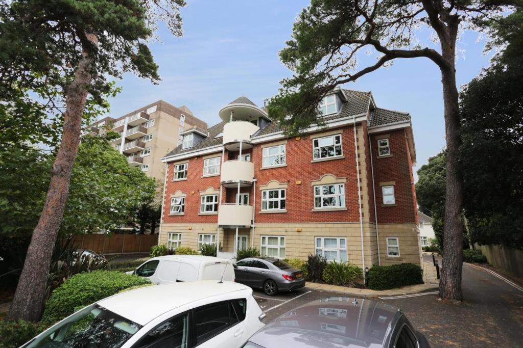 HARTFORD COURT by BOURNECOAST - A Town Centre Holiday Apartment within Walking Distance of the Sandy Beaches - FM3198 - Chambres d'hôtes Bournemouth