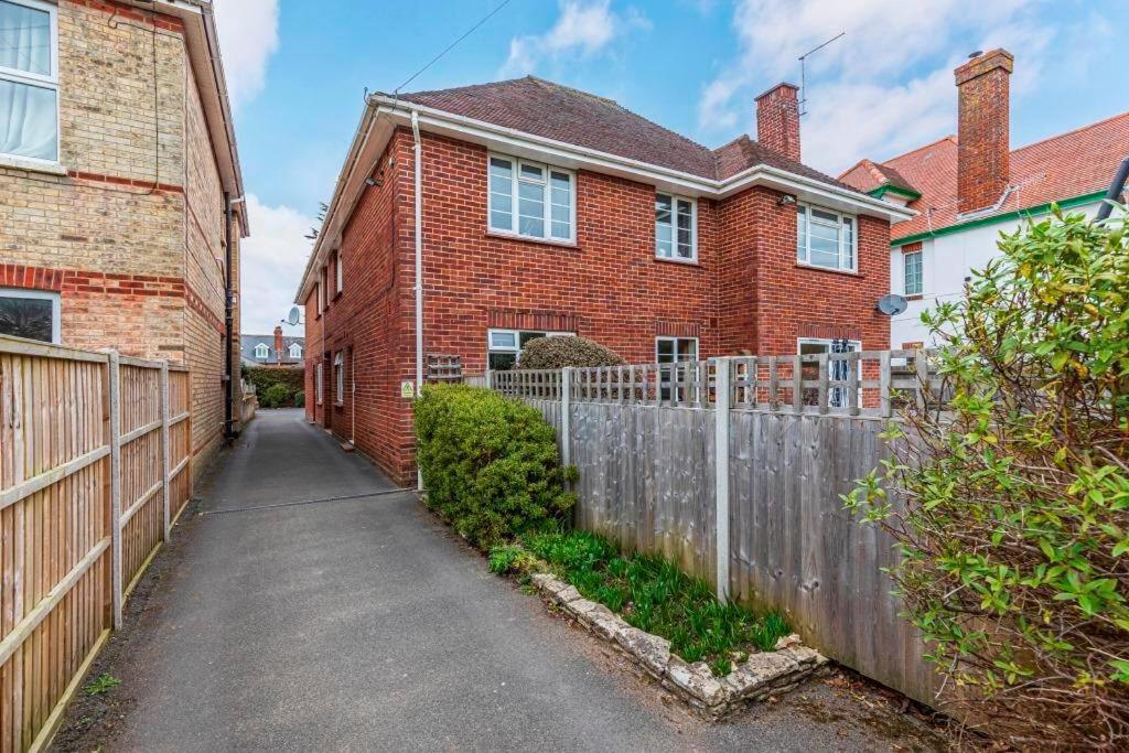 CHINE SANDS by BOURNECOAST - A Lovely Holiday Apartment with Parking Near Westbourne Shops and Alum Chine Beach - FM8498 - Chambres d'hôtes Bournemouth