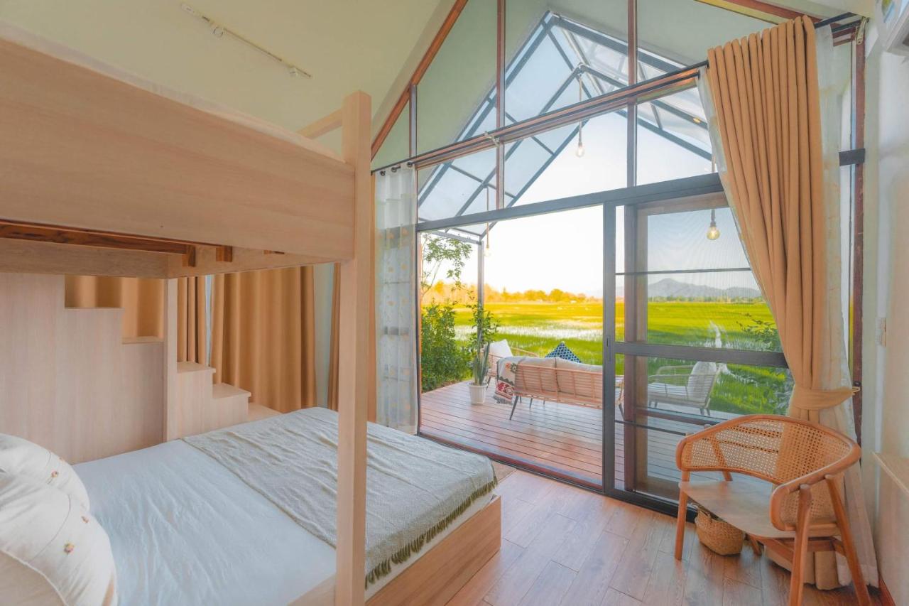 Habitación con cama extragrande y balcón
