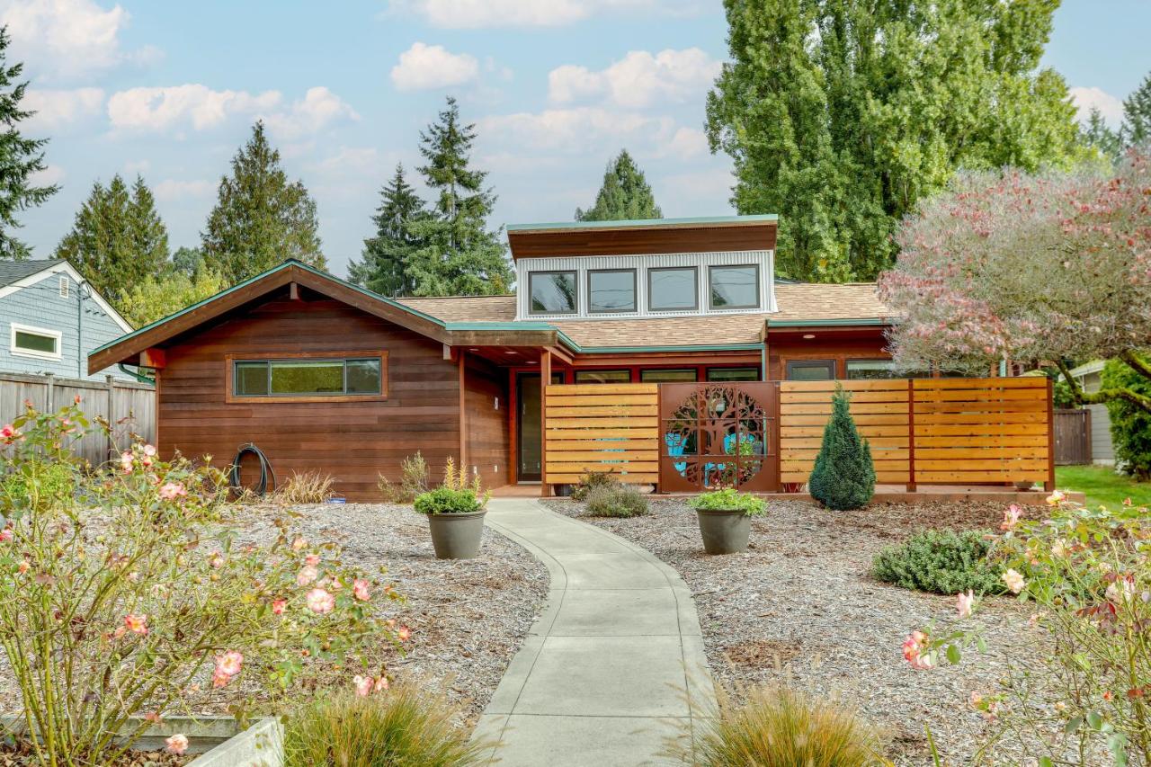 Beautiful Seattle Home with Patio about 9 Mi to Downtown - B&B