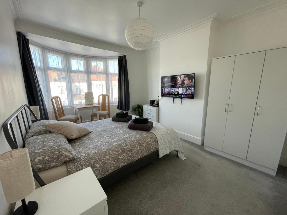 B&B Harrow - Double Bedroom with TV in Sudbury Hill Wembley - 10 mins from Wembley Stadium - Bed and Breakfast Harrow